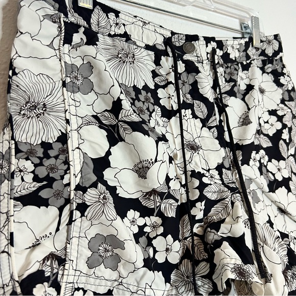 Eddie Bauer Black and White Shorts with Tropical Flair Size 8 - Picture 2 of 5